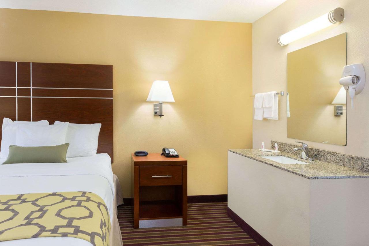 Baymont By Wyndham Bowling Green Bagian luar foto